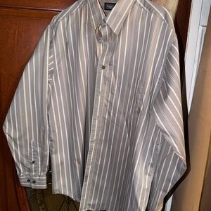 Haggar L/G Men's Gray and White Striped Dress Shirt. (034)